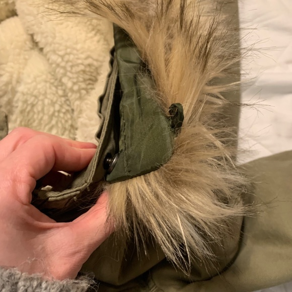 Hollister xs hooded parka with detachable faux fur - Picture 7 of 10